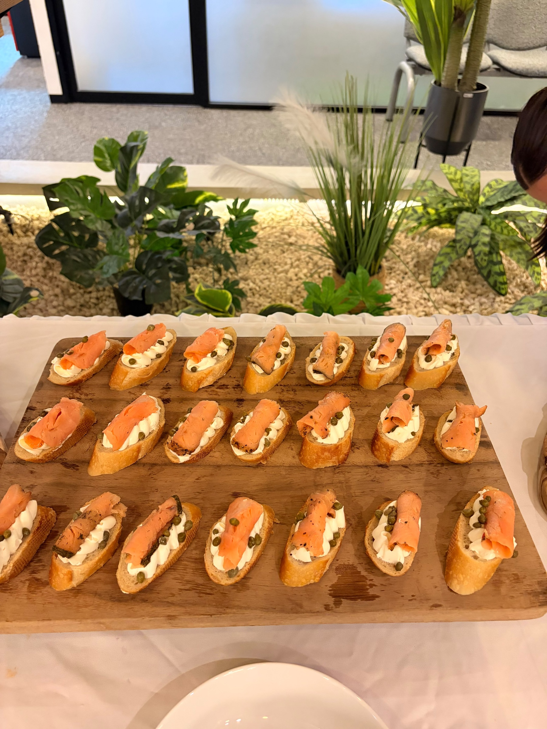 Canapés de salmón preparados para servir