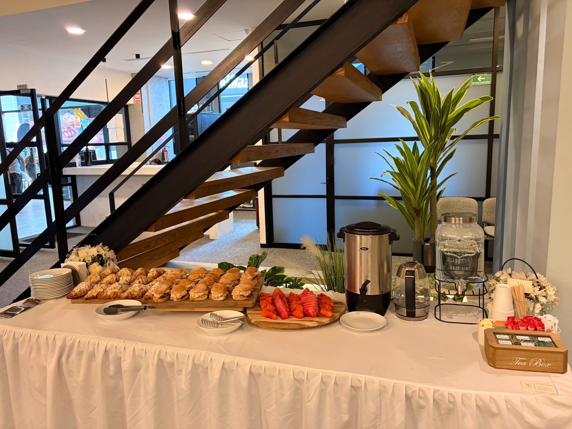 Mesa de catering preparada para un evento